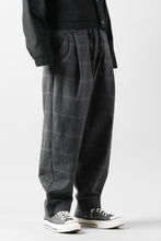 Load image into Gallery viewer, CAPERTICA PEGTOP EASY PANTS / DARK MELANGE CHECK FLANNEL (CHARCOAL)