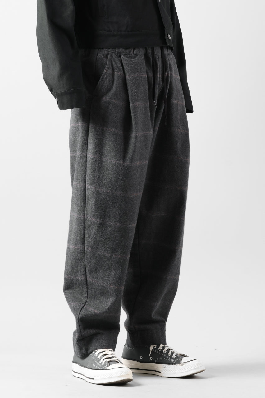 Load image into Gallery viewer, CAPERTICA PEGTOP EASY PANTS / DARK MELANGE CHECK FLANNEL (CHARCOAL)