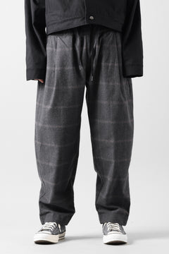 Load image into Gallery viewer, CAPERTICA PEGTOP EASY PANTS / DARK MELANGE CHECK FLANNEL (CHARCOAL)