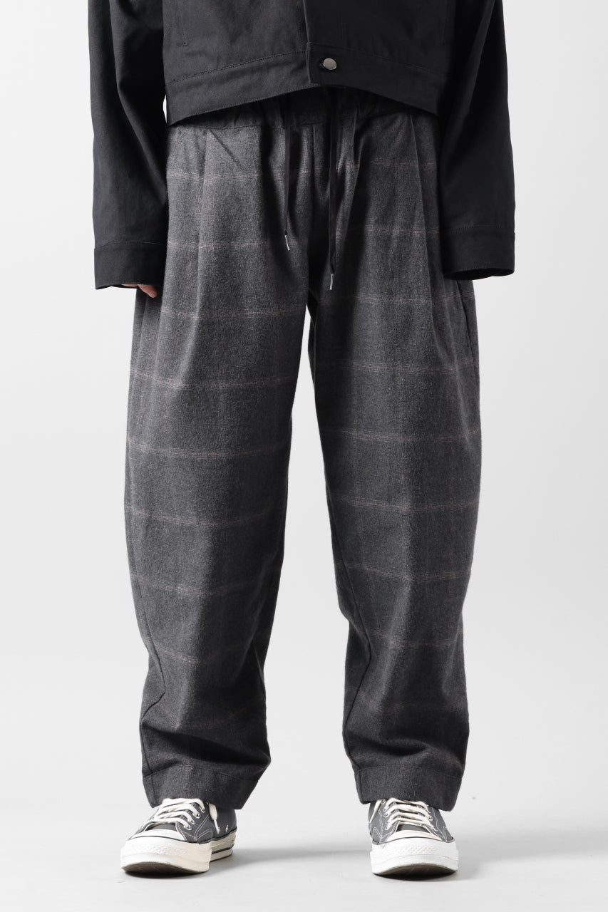 Load image into Gallery viewer, CAPERTICA PEGTOP EASY PANTS / DARK MELANGE CHECK FLANNEL (CHARCOAL)