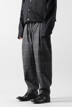 Load image into Gallery viewer, CAPERTICA PEGTOP EASY PANTS / DARK MELANGE CHECK FLANNEL (CHARCOAL)