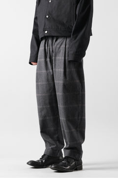 Load image into Gallery viewer, CAPERTICA PEGTOP EASY PANTS / DARK MELANGE CHECK FLANNEL (CHARCOAL)