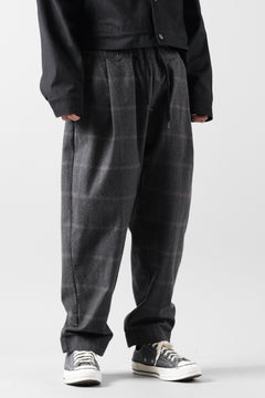 Load image into Gallery viewer, CAPERTICA PEGTOP EASY PANTS / DARK MELANGE CHECK FLANNEL (CHARCOAL)