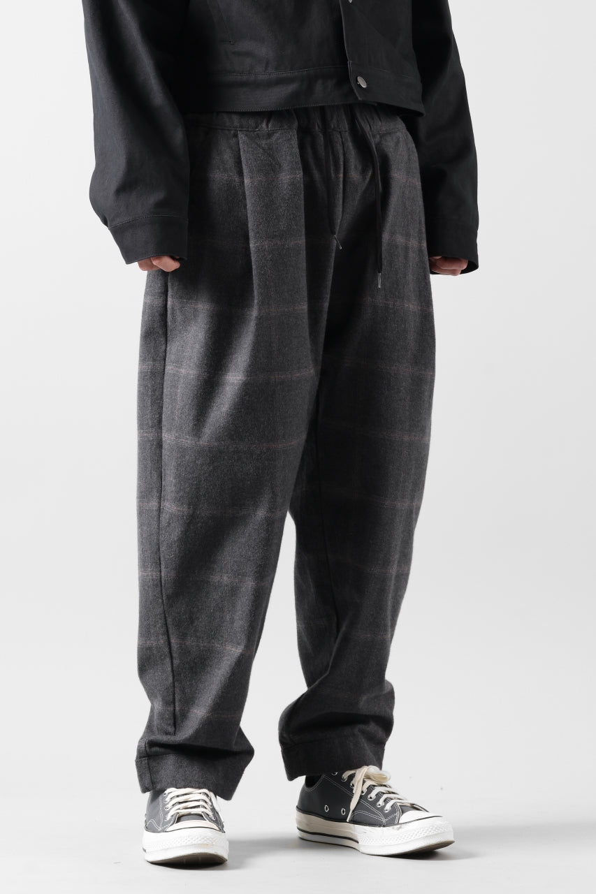 Load image into Gallery viewer, CAPERTICA PEGTOP EASY PANTS / DARK MELANGE CHECK FLANNEL (CHARCOAL)