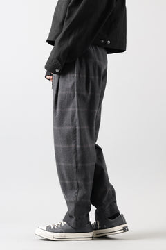 Load image into Gallery viewer, CAPERTICA PEGTOP EASY PANTS / DARK MELANGE CHECK FLANNEL (CHARCOAL)