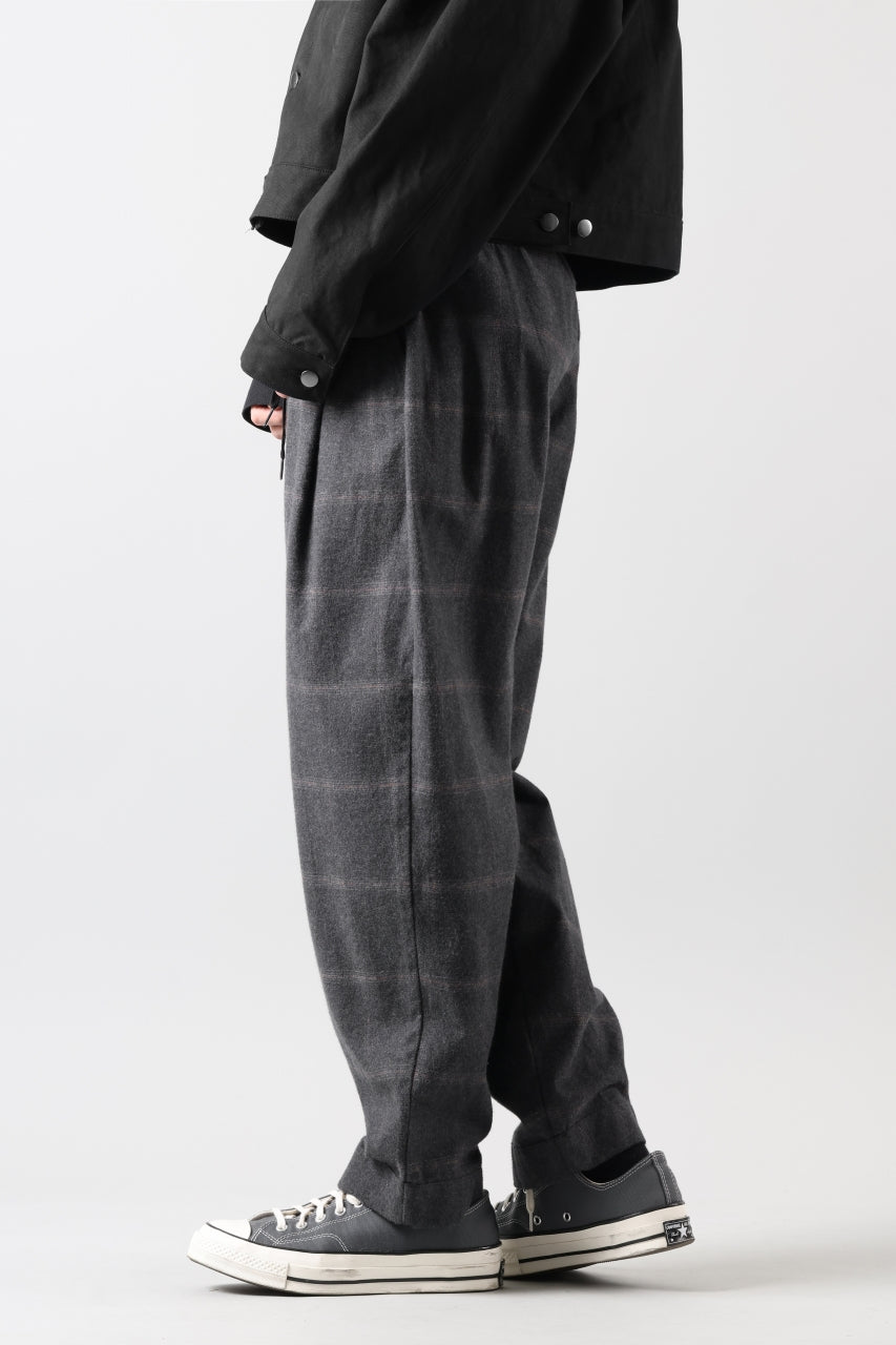 Load image into Gallery viewer, CAPERTICA PEGTOP EASY PANTS / DARK MELANGE CHECK FLANNEL (CHARCOAL)