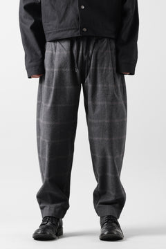 Load image into Gallery viewer, CAPERTICA PEGTOP EASY PANTS / DARK MELANGE CHECK FLANNEL (CHARCOAL)