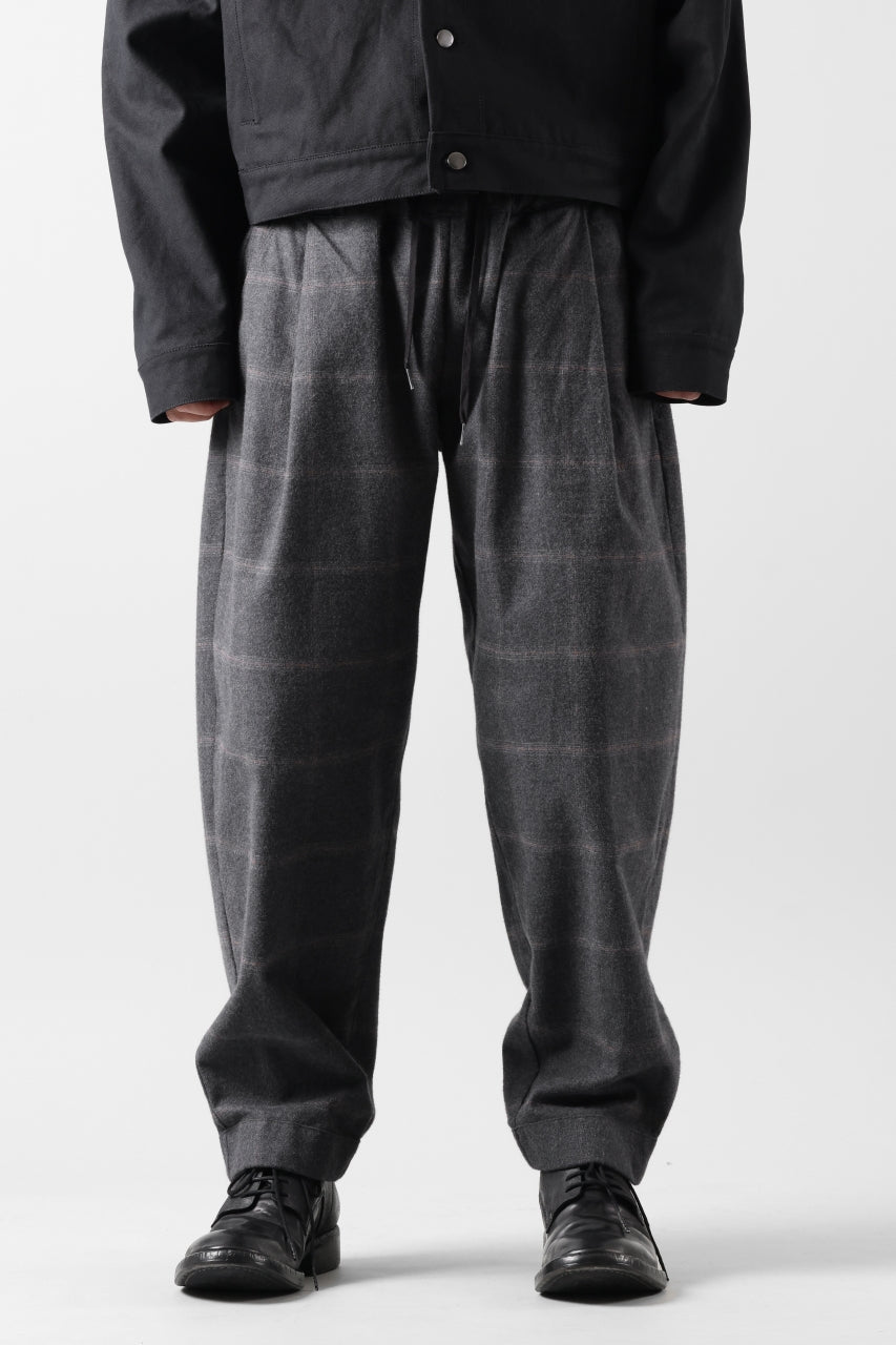 Load image into Gallery viewer, CAPERTICA PEGTOP EASY PANTS / DARK MELANGE CHECK FLANNEL (CHARCOAL)