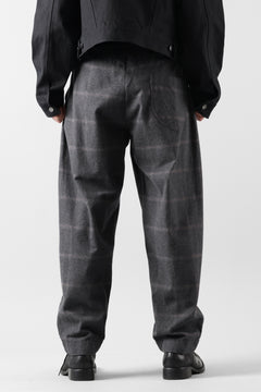 Load image into Gallery viewer, CAPERTICA PEGTOP EASY PANTS / DARK MELANGE CHECK FLANNEL (CHARCOAL)