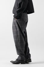 Load image into Gallery viewer, CAPERTICA PEGTOP EASY PANTS / DARK MELANGE CHECK FLANNEL (CHARCOAL)