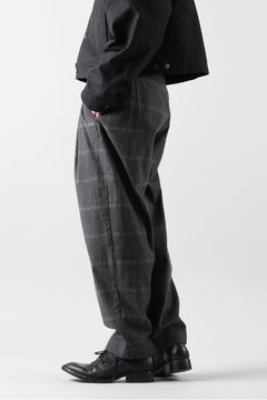 Load image into Gallery viewer, CAPERTICA PEGTOP EASY PANTS / DARK MELANGE CHECK FLANNEL (CHARCOAL)