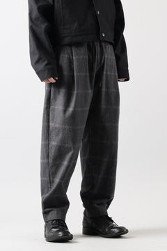 Load image into Gallery viewer, CAPERTICA PEGTOP EASY PANTS / DARK MELANGE CHECK FLANNEL (CHARCOAL)