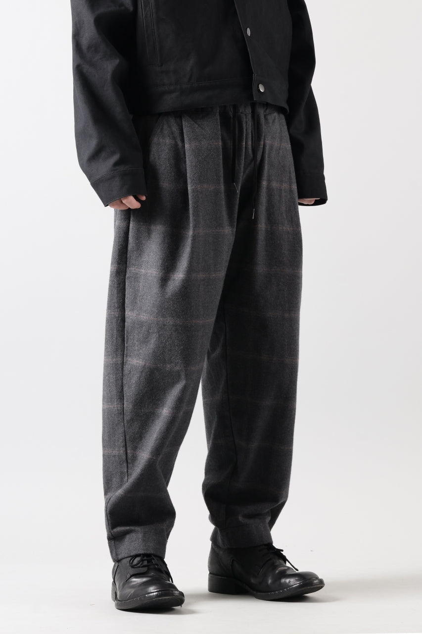 Load image into Gallery viewer, CAPERTICA PEGTOP EASY PANTS / DARK MELANGE CHECK FLANNEL (CHARCOAL)