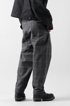 Load image into Gallery viewer, CAPERTICA PEGTOP EASY PANTS / DARK MELANGE CHECK FLANNEL (CHARCOAL)