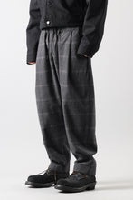 Load image into Gallery viewer, CAPERTICA PEGTOP EASY PANTS / DARK MELANGE CHECK FLANNEL (CHARCOAL)