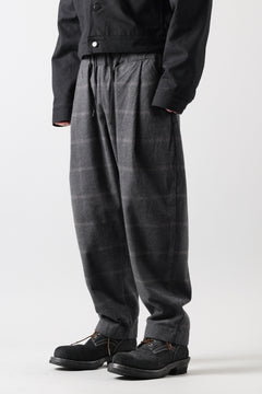 Load image into Gallery viewer, CAPERTICA PEGTOP EASY PANTS / DARK MELANGE CHECK FLANNEL (CHARCOAL)