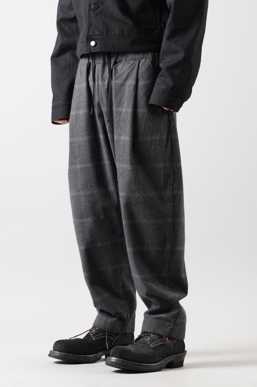 Load image into Gallery viewer, CAPERTICA PEGTOP EASY PANTS / DARK MELANGE CHECK FLANNEL (CHARCOAL)