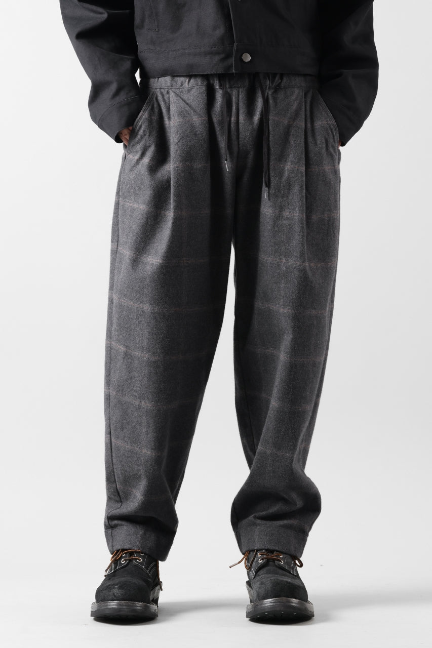 Load image into Gallery viewer, CAPERTICA PEGTOP EASY PANTS / DARK MELANGE CHECK FLANNEL (CHARCOAL)