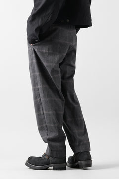 Load image into Gallery viewer, CAPERTICA PEGTOP EASY PANTS / DARK MELANGE CHECK FLANNEL (CHARCOAL)