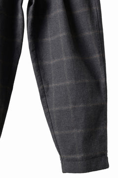 Load image into Gallery viewer, CAPERTICA PEGTOP EASY PANTS / DARK MELANGE CHECK FLANNEL (CHARCOAL)