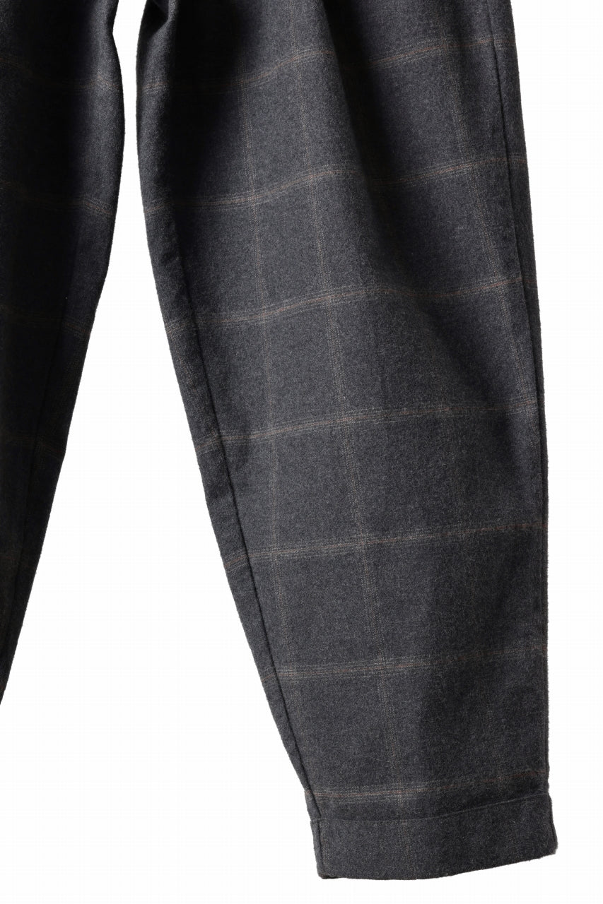 Load image into Gallery viewer, CAPERTICA PEGTOP EASY PANTS / DARK MELANGE CHECK FLANNEL (CHARCOAL)