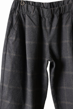 Load image into Gallery viewer, CAPERTICA PEGTOP EASY PANTS / DARK MELANGE CHECK FLANNEL (CHARCOAL)