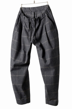 Load image into Gallery viewer, CAPERTICA PEGTOP EASY PANTS / DARK MELANGE CHECK FLANNEL (CHARCOAL)