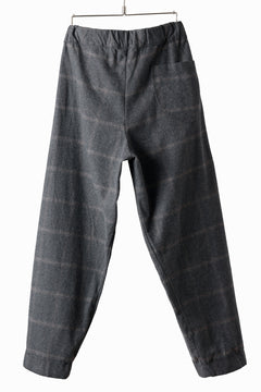 Load image into Gallery viewer, CAPERTICA PEGTOP EASY PANTS / DARK MELANGE CHECK FLANNEL (CHARCOAL)
