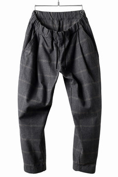Load image into Gallery viewer, CAPERTICA PEGTOP EASY PANTS / DARK MELANGE CHECK FLANNEL (CHARCOAL)