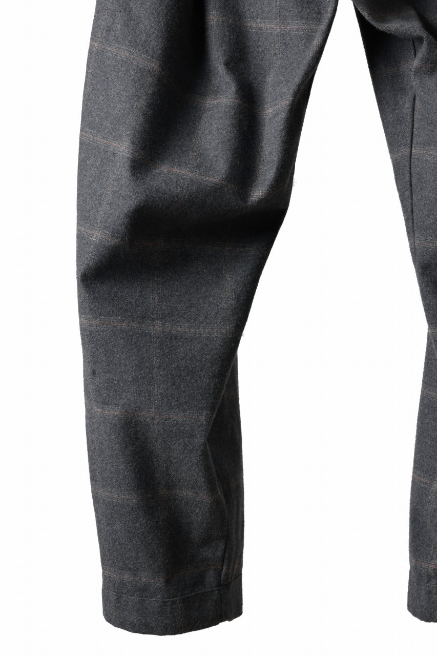 Load image into Gallery viewer, CAPERTICA PEGTOP EASY PANTS / DARK MELANGE CHECK FLANNEL (CHARCOAL)