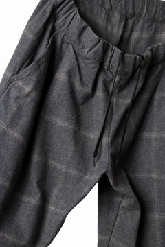 Load image into Gallery viewer, CAPERTICA PEGTOP EASY PANTS / DARK MELANGE CHECK FLANNEL (CHARCOAL)
