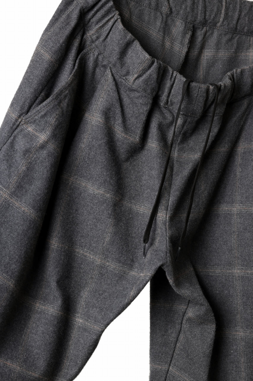 Load image into Gallery viewer, CAPERTICA PEGTOP EASY PANTS / DARK MELANGE CHECK FLANNEL (CHARCOAL)