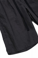 Load image into Gallery viewer, sus-sous wide shorts / cotton linen twill hard finish (CHARCOAL)