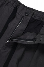 Load image into Gallery viewer, sus-sous wide shorts / cotton linen twill hard finish (CHARCOAL)