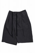 Load image into Gallery viewer, sus-sous wide shorts / cotton linen twill hard finish (CHARCOAL)