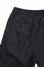 Load image into Gallery viewer, sus-sous wide shorts / cotton linen twill hard finish (CHARCOAL)