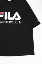 画像をギャラリービューアに読み込む, MASTERMIND WORLD x FILA TEE (BLACK)