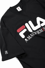 画像をギャラリービューアに読み込む, MASTERMIND WORLD x FILA TEE (BLACK)