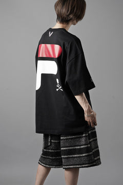 画像をギャラリービューアに読み込む, MASTERMIND WORLD x FILA TEE (BLACK)