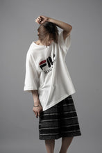 画像をギャラリービューアに読み込む, MASTERMIND WORLD x FILA TEE (WHITE)