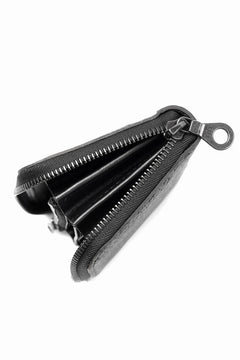 Load image into Gallery viewer, ISAMU KATAYAMA BACKLASH ROUND FASTNER WALLET / MARYAM HEAT SHRINK HORSE BUTT (BLACK)