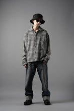 Load image into Gallery viewer, N/07 OPEN COLLAR L/S SHIRT / HOUNDSTOOTH GLEN CHECK (WHITE x GREY)