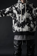 Load image into Gallery viewer, A.F ARTEFACT CARGO HOODED TOPS / MOTTLED DYING (BLACK x IVORY)