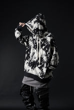 Load image into Gallery viewer, A.F ARTEFACT CARGO HOODED TOPS / MOTTLED DYING (BLACK x IVORY)