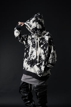 Load image into Gallery viewer, A.F ARTEFACT CARGO HOODED TOPS / MOTTLED DYING (BLACK x IVORY)