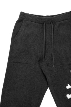 Load image into Gallery viewer, MASTERMIND WORLD LOUNGE LONG PANTS / SOFTLY BOA FLEECE (BLACK x WHITE)