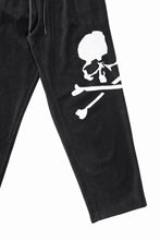 Load image into Gallery viewer, MASTERMIND WORLD VELOUR PANTS (BLACK)