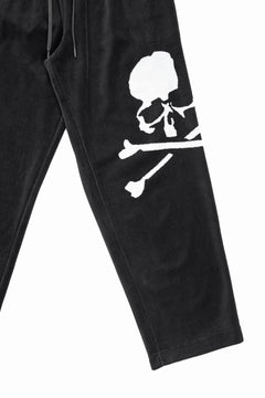Load image into Gallery viewer, MASTERMIND WORLD VELOUR PANTS (BLACK)