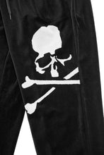 Load image into Gallery viewer, MASTERMIND WORLD VELOUR PANTS (BLACK)