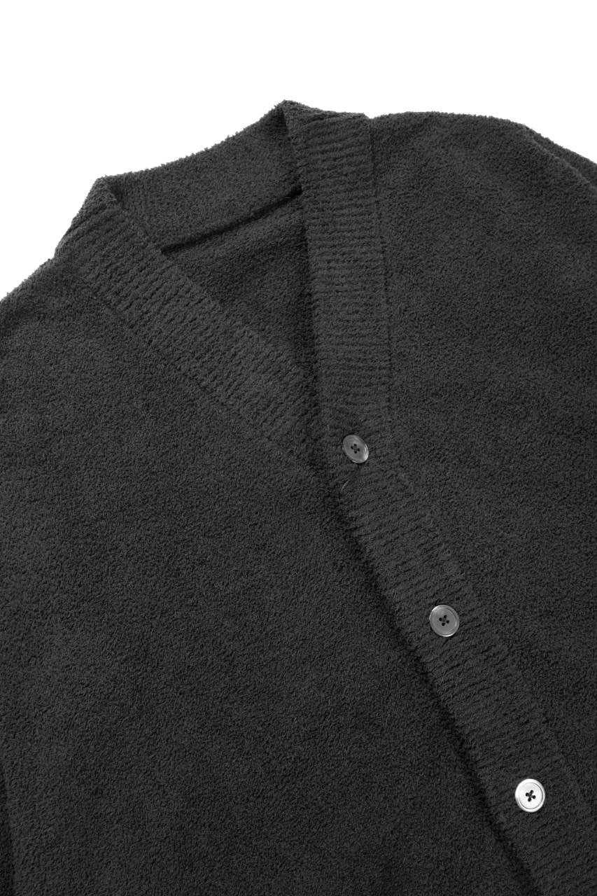 Load image into Gallery viewer, MASTERMIND WORLD LOUNGE CARDIGAN / SOFTLY BOA FLEECE (BLACK x CHARCOAL)